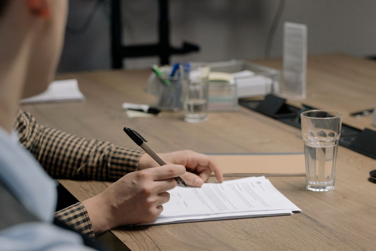 Persona firmando un documento de aprobación
