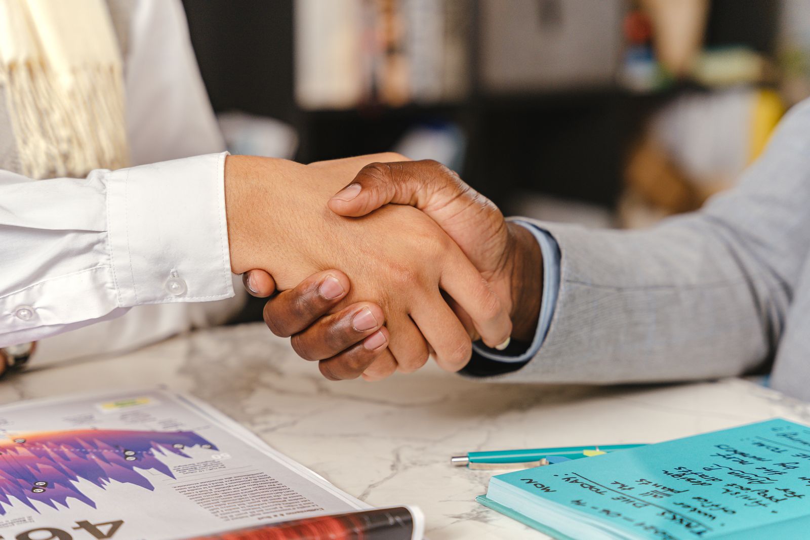 Equipos comerciales cerrando un acuerdo tras unificar datos de CRM y ERP